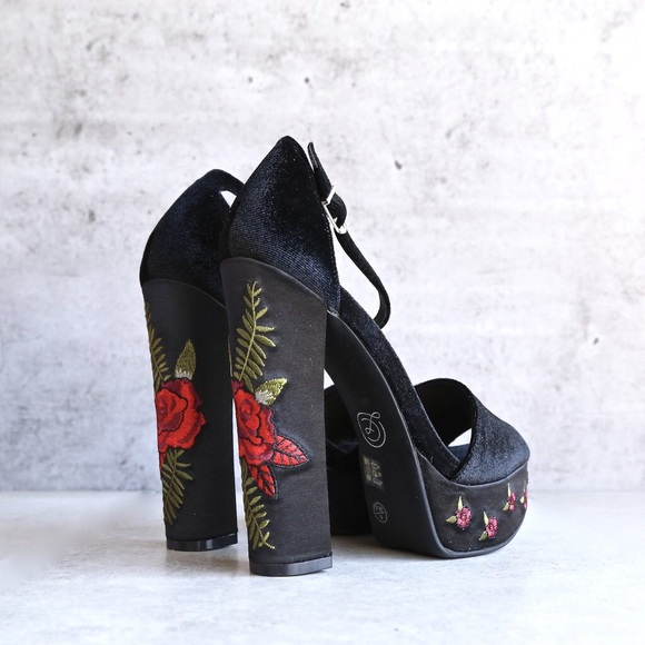 SOLD Chinese Laundry Ariana Heels - Picture 3 of 6